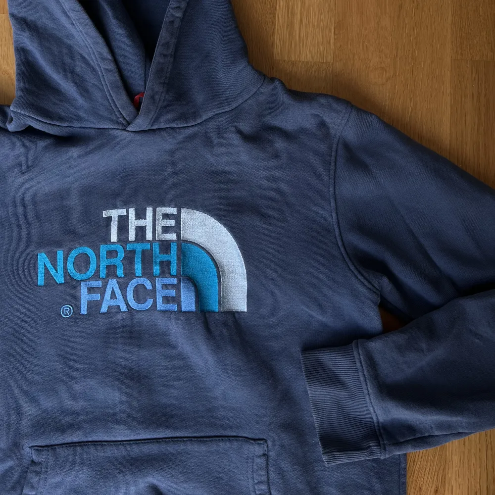 Super snygg The north face hoodie, använd men i fint skick!  Strl. XL youth . Hoodies.