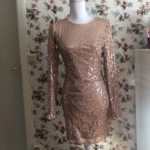 Klänning  - Fin beige/rosa klänning med öppen rygg. Längst ner på klänningen saknas en fläck av paljetter, men det syns knappt om man inte tänker på det. Vet inte vilket märke den är ifrån, men det står NLYONE.💕📦
