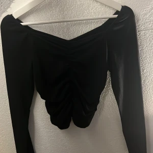 Svart topp - Säljer min fest topp från monki, den är i storlek xs, knappt använd💕frakt tillkommer.