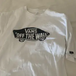 Nästan oanvänd Vans T-shirt. Har inte kommit till användning/inte riktigt min stil. Är i barnstorlek XL men passar nog mer som en S lite oversize