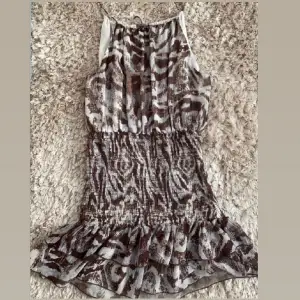 Säljer denna superfina zara klänningen i storlek M, använd 1 gång!!🙌🏼