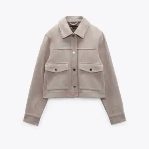 Finns kvar!! Skulle vilja byta min jacka/korta kappa från Zara mot en i S då den är liten i storlek. Den är bara använd en gång och kan möjligtvis sälja den för bra pris. Budet ligger på 360kr!