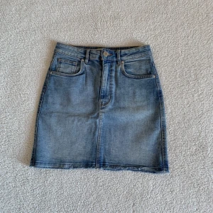 ZARA JEANSKJOL - Jeanskjol från ZARA. Använd enstaka gång, men har inga anmärkningar. Superbra stretch. 🌻 Storlek XS. Samma modell som föregående kjol 🌻
