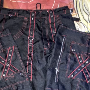 cargo byxor  - Jätte fina byxor som tyvärr inte passar mig längre. Det går att zippa upp vid knäna därför är det två tygbitar vid sidan! köparen står för frakten 💗Orginall pris 1100kr