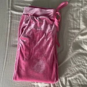 Mjukisbyxor - Rosa supersköna mjukisbyxor i velour från shein! Bra kvalitet för att va från shein. Beställde i för liten storlek så måste tyvärr sälja vidare :(