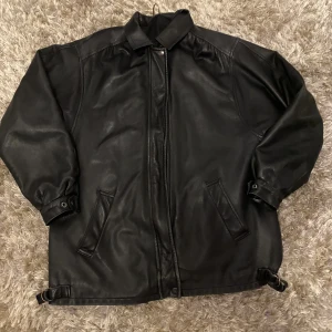 skin jacka  - en fett snygg skin jacka som är av ett svenskt märke och är helt fel fri och i dö bra skick inte använd mycket och är inte gör tjock så passar till våren och hösten men om man har en hoodie under funkar den på vintern med