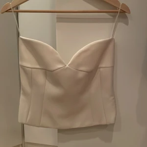 Korsett topp - Jätte fin korsett topp från zara, aldrig använd prislappen är kvar, pga fel stolek. Ordinarie pris 399kr.