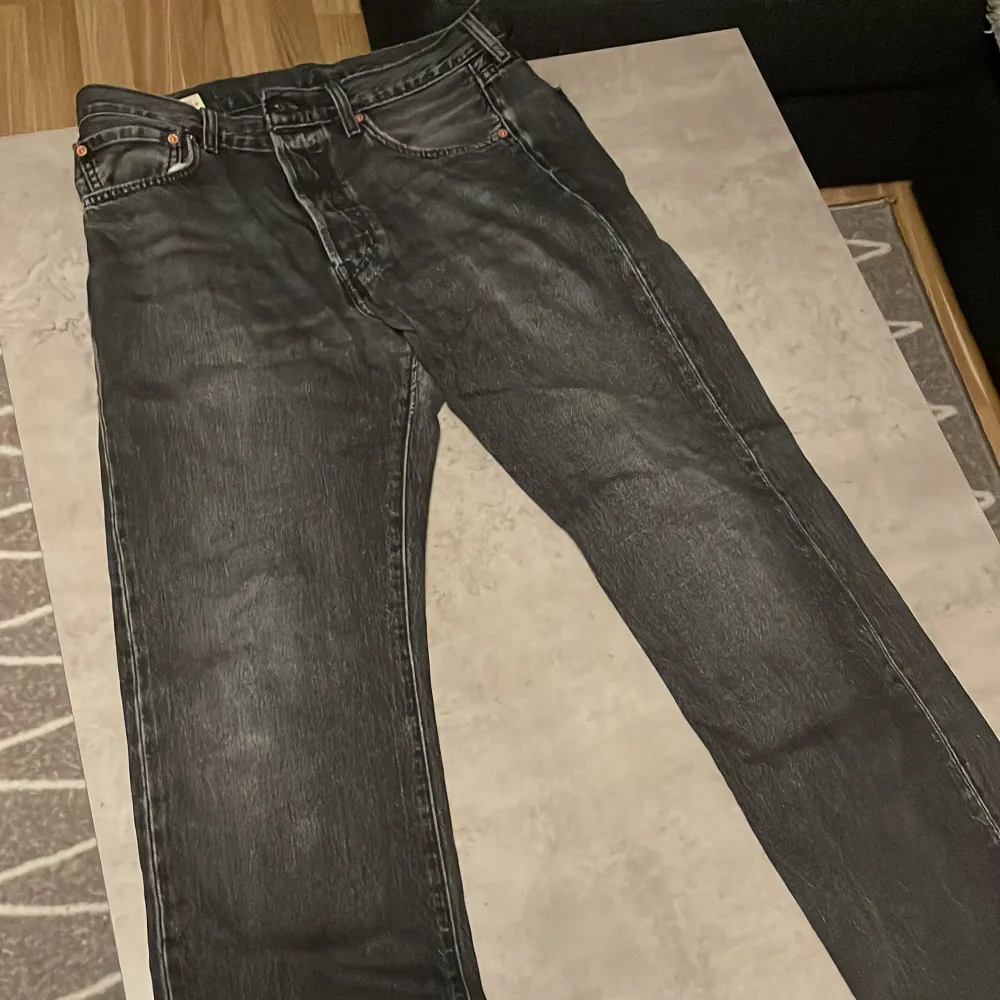 Levi’s jeans 501, storlek 32/32, finns ett litet hål som är igensytt men de syns fortfarande lite . Jeans & Byxor.