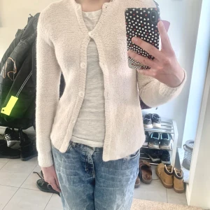 stickad kofta - supersöt kofta som jag köpte second hand i stockholm för bara några dagar sen, säljer den därför att jag är för insecure för att ha den men den är fortfarande skitfin😋😋