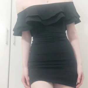 Svart klänning - En super snygg off shoulder klänning.