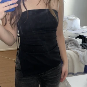 Bandeau top - Bandeau top från Boohoo, råka bli en dubbelbeställning 🤍prislappen är kvar!💕En bandeau top med slit på ena sidan 😍
