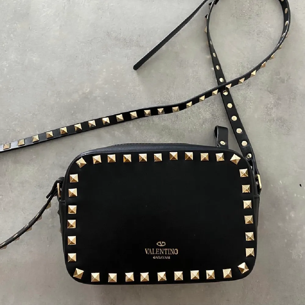 Inträssekoll!! På  min super fina Valentino rockstud camera bag köpt på plick för 2 år sedan❤️. Väskor.