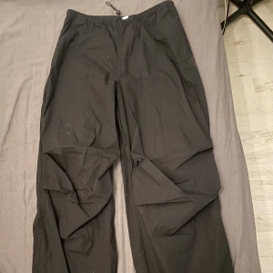 Fallskärms byxor - Dom är helt nya och användna 1 gång. I storlek xs och säljer för 150kr