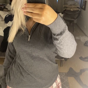 Half zip tröja - Nu säljer jag min half zip för att jag inte använder den. Den är jättefin men inte riktigt min stil👌🏼 den är i storlek XL men funkar som M också!