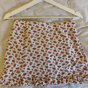 Minikjol - En söt kjol från Zara i storlek xs<3 Kjolen är kort och har dragkedja. Säljer eftersom att den inte passar mig. Skriv vid frågor eller fler bilder<3