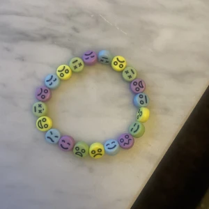 Emoji armband olika färger pastel  - Hej alla jag säljer ett jätte fint armband som man kan få i dom hära olika färgerna som jag visade på bilden 