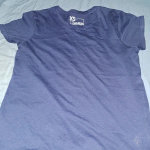 Två basic t shirts💕 - Två stycken basic t shirts i svart och mörblå, den svarta är från stadium och är storlek M och den andra är i storlek Xs men dom sitter lika i storlekarna ändå💕