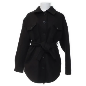 Kappa  - Säljer denna kappa i färgen svart🫶🏻 slutsåld överallt och ny priset var 700kr. Priset går att diskuteras!