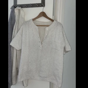Vit tröja  - En vit virkad T-shirt/topp, passar både s och m💗💗