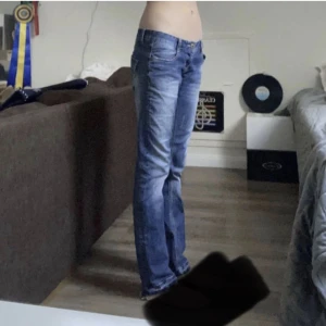 Coola lowrise jeans ! - Super coola jeans från märket M.O.D !🙌 Köpta secondhand ! Säljer endast då de är lite för korta på mig som är 170cm med långa ben! Har sprätt upp dom så där är slitet längst ner, skriv för fler bilder 💗 Strl 27/32 ! 