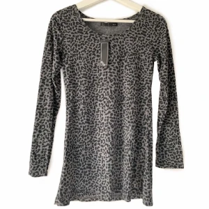 Ny MEO Leopardmönstrad Långärmad Topp från Japan - Ny tröja. Passar S och liten M samt någon som är 154-162cm lång med 79-87cm bystmått. Märke: MEO Material 65% Polyester 35% Rayon. Fråga ifall mått önskas vid osäkerhet kring storlek/passform innan köp.  Villkor enligt profilbeskrivning.