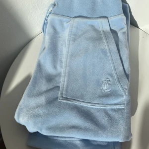 Juicy Couture byxor - Ett par ljusblå juicy couture byxor. Storlek XS. Fick i julklapp, knappt använda,  fint skick! 