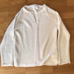 Vit kofta strl XS/S - Fin vit kofta från Zara som jag skulle säga passar XS/S men du kan titta på sista bilden för deras storleksbedömning 🤍skriv för fler bilder elle mått