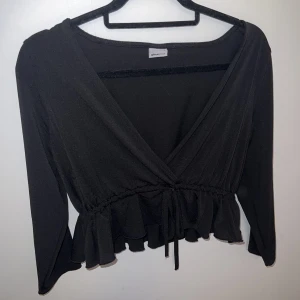 Blus med volang - Blus med v ringning och volang från Gina Tricot. Crop top. Använd den 2 gånger så i princip ny 
