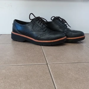 Damskor - Loafers från Clarks. Använda ett fåtal gånger, smala i modellen.