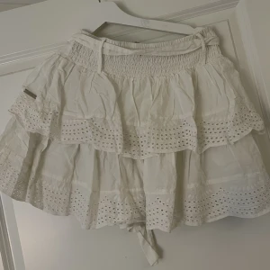 Volangkjol vit - Jättesöt vit volangkjol perfekt för sommaren!<3 Stretchigt band där bak