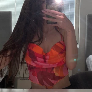 Topp - Säljer denna fina toppen som är helt oanvänd, den är lite stor för mig vid brösten men annars är den jöttefin och somrig  