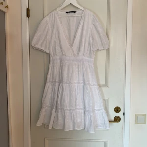 Sommarklänning från zara❤️ - Jättefin sommarklänning från zara, perfekt till midsommar eller skolavslutning🤩 Den är köpt förra året och är helt slutsåld på deras hemsida🧡köpt för 399kr men säljer för 259kr + frakt🧡🧡man kan såklart även buda🤩pussss