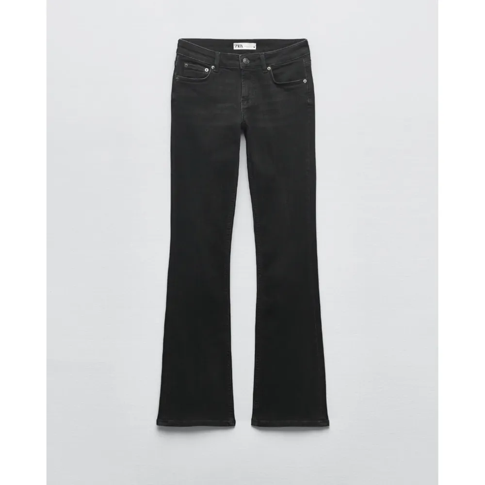 Säljer mina lågmidjade bootcut jeans från zara. Säljer då jag fick fel storlek och dom är för stora för mig:( Använda typ 2 ggr. Nypris 399 kr, säljer för 250 kr Köparen står för frakt:) . Jeans & Byxor.