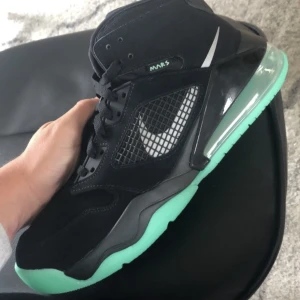 NIKE AIR JORDAN MARS 270 BLACK GREEN GLOW - NIKE AIR JORDAN MARS 270 BLACK GREEN GLOW. Storlek 43 Skick 8/10 Kom med bud!