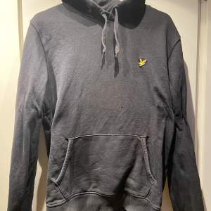 Säljer min svarta lyle & Scott hoodie då jag växt ur den. Stl M. Skick 8/10