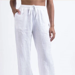 Linnebyxor  - Säljer dessa jättefina linnebyxor från madlady! Använda 2 gånger. Säljer då dom är lite för korta för mig som är 179cm.🩷 storleken är S-regular. Köpta för 599kr i somras men säljer för 400🩷 De är högmidjade men går att ha låga! 🤩Köparen står för frakten 🩷