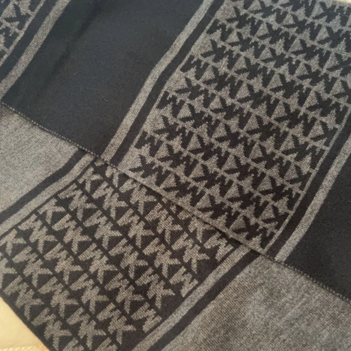 Säljer äkta michael kors halsduk och mössa!