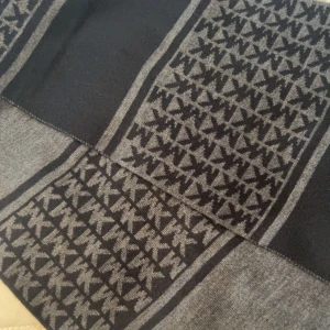 Säljer äkta michael kors halsduk och mössa! - Säljer min halsduk och mössa från michael kors i helt nyskick! Använd 4-5 gånger Säljer båda för 800kr! 