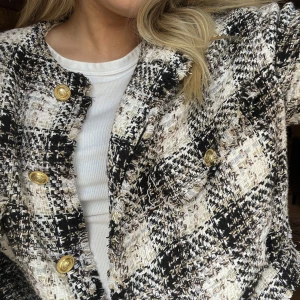 Tunnare rutig jacka med gulddetaljer - Tunnare jacka/kofta från Zara i rutigt material med guldfärgade knappar. I bra skick. Passar en strl S/M.