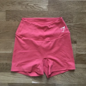 Gymshark träningsshorts  - Söta röd/ orangea gymshorts från gymshark, oanvända i storlek S