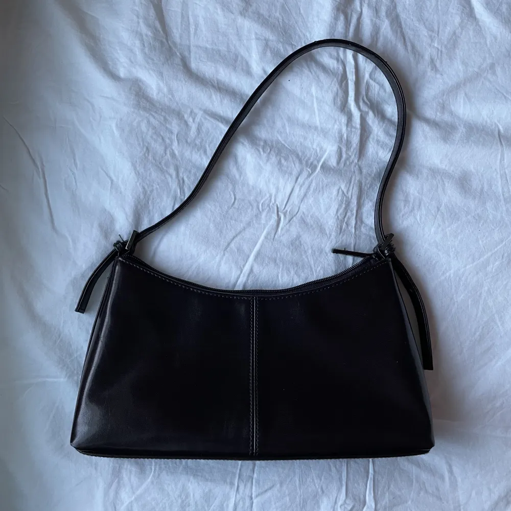 liten mörkbrun väska (ser nästan svart ut), köpt på second hand. Väskor.