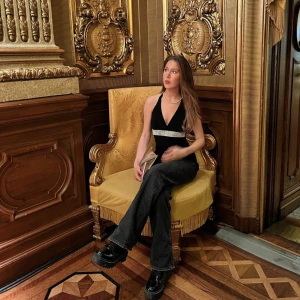 Svarta jeans - Sjukt snygga svarta midrise jeans med slit ned till. Strl 34. Frakt: 69kr❣️