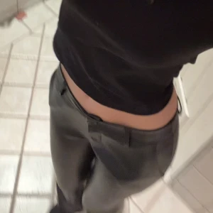 Skinnbyxor  - Snygga lågmidjade skinnbyxor från designbysi. Kan ta fler bilder❤️