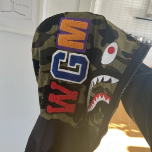 Bape jacka - Säljer nu min älskade bape jacka. Asskön jacka nu till våren och sommaren passar till allt. 10/10 skick då den tyvärr bara har hängt i garderoben. Köpare betalar frakt:)