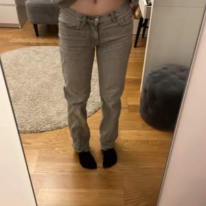 Ett par gråa jeans från Gina Tricot! Det är low waist och sparsamt använda men säljer pågrund av att det inte längre kommer till användning. Original pris 499kr 