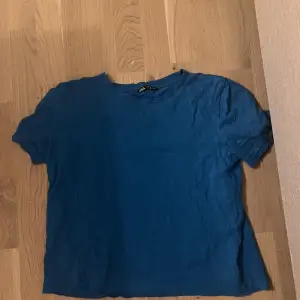 blå t shirt från zara i storlek S, köpt för 200