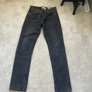 Säljer dessa mörkgrå jeans från zara med slits💖💖