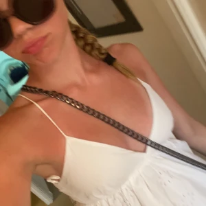 Zara klänning  - Säljer min populära zara klänning i storlek xs💗 säljer pågrund av att den inte passar mig längre🫶🏻 inga defekter eller fläckar, använts sparsamt💖