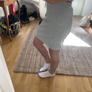 Skön kjol - Säljer denna jätte sköna kjolen i ett skönt/ribbat material! Skön att ha på sig på sommaren när man inte vill ha något som sitter åt allt för mycket! 😍💕
