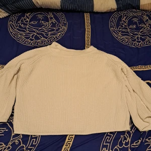 Vit volanger tröja  - Den är i storlek 40 men kan nog passa 38 och 36/M kanske även S. Priset kan vi diskutera